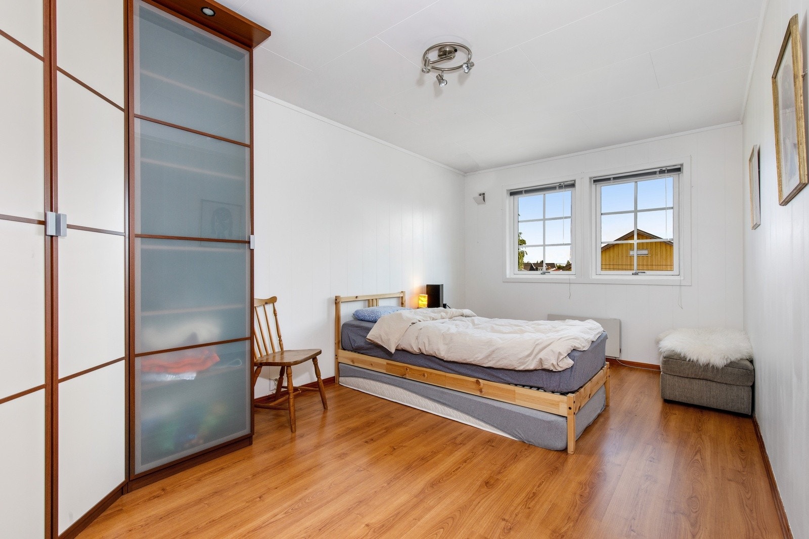 Hovedsoverom av god størrelse med garderobeløsning. God plass til dobbelseng med tilhørende nattbord Galleribilde