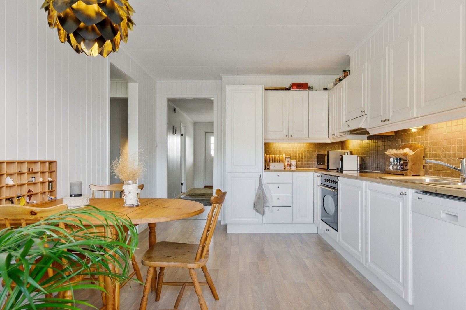 Integrert komfyr og steketopp, samt oppvaskmaskin og kombiskap medfølger. Galleribilde