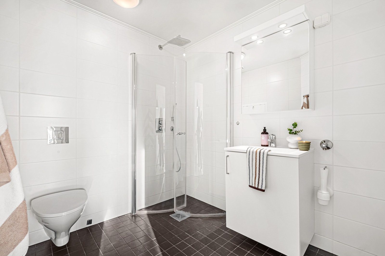 Flislagt bad med elektriske varmekabler i gulv Galleribilde