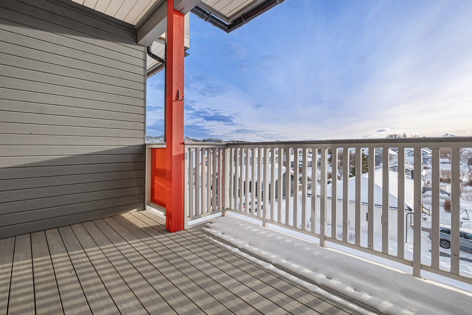 Leiligheten har fast parkering i garasjeanlegg samt. felles oppstillingsplass utenfor bygget Galleribilde