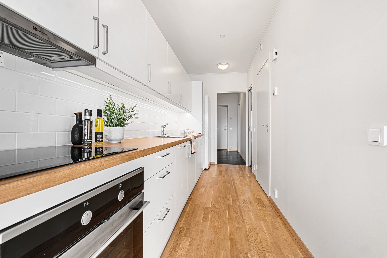 Varmtvannsbereder er plassert i kjøkkenbenk og er på ca. 120L Galleribilde