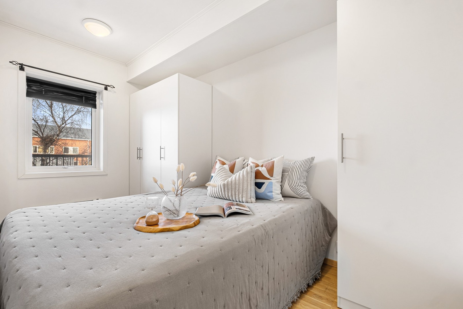 Plass for både seng og garderobeskap Galleribilde