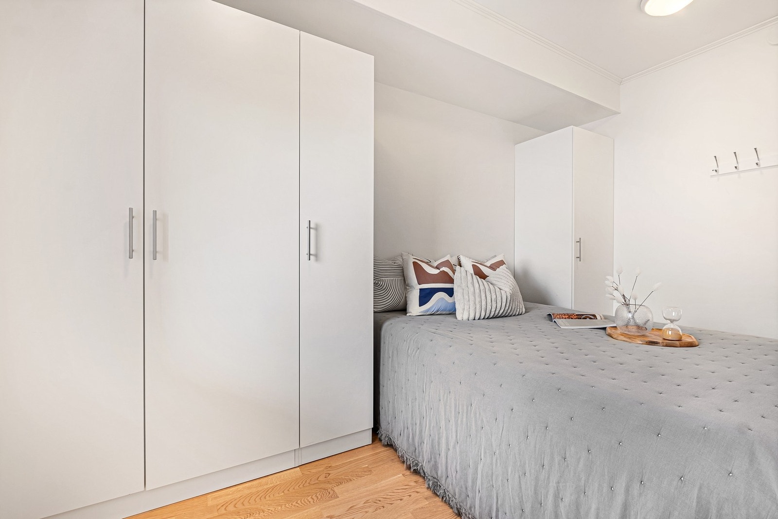 Romslig soverom med inngang på begge sider av seng Galleribilde