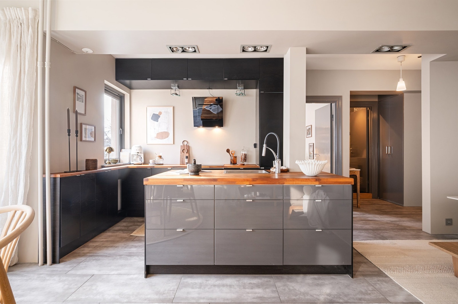 Rikelig med skap- og skuffeplass sørger for god oppbevaring på kjøkkenet. Galleribilde