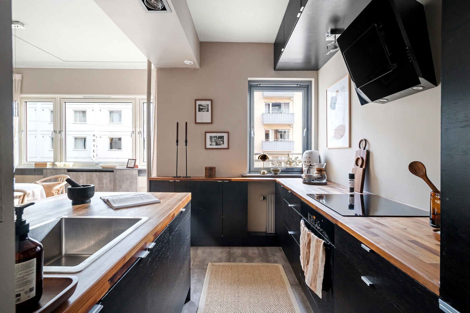 Kjøkkeninnredningen fra IKEA har en praktisk utforming med gode arbeidsflater. Galleribilde