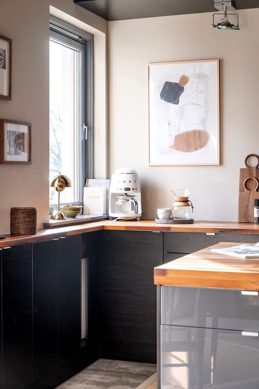 Kjøkkenet er velutstyrt med integrert stekeovn og koketopp. Galleribilde