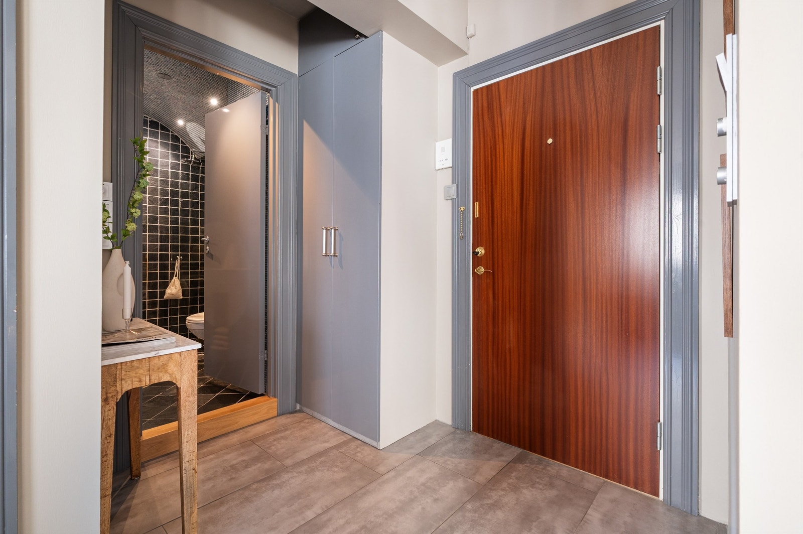 Entréen har plass til yttertøy. Leiligheten disponerer bod og har tilgang til sykkelparkering. Galleribilde