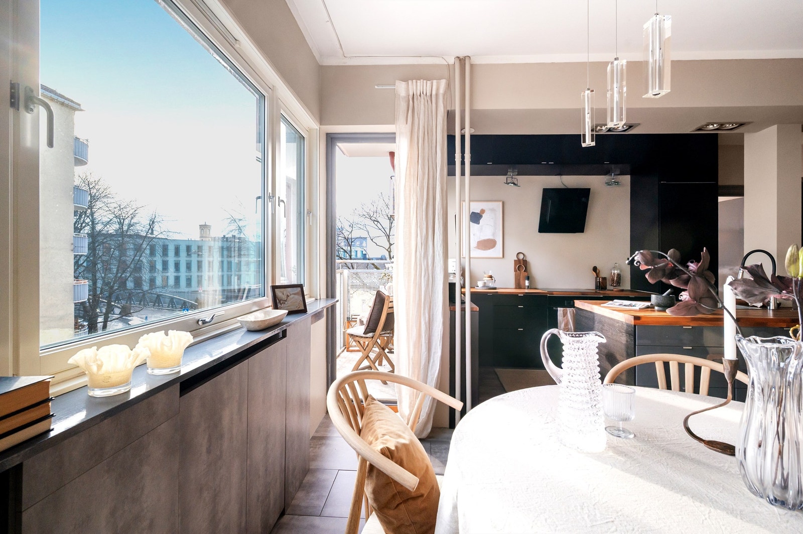 Fra stuen er det direkte utgang til en nyere balkong. Galleribilde