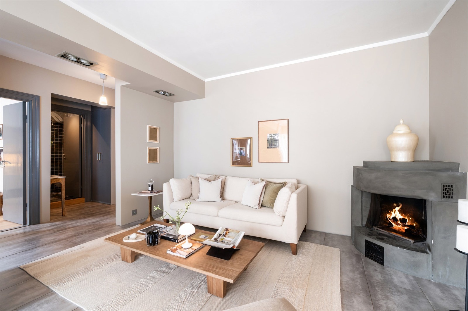 Den sentralt plasserte peisen gir varme og stemning til stuen. Galleribilde