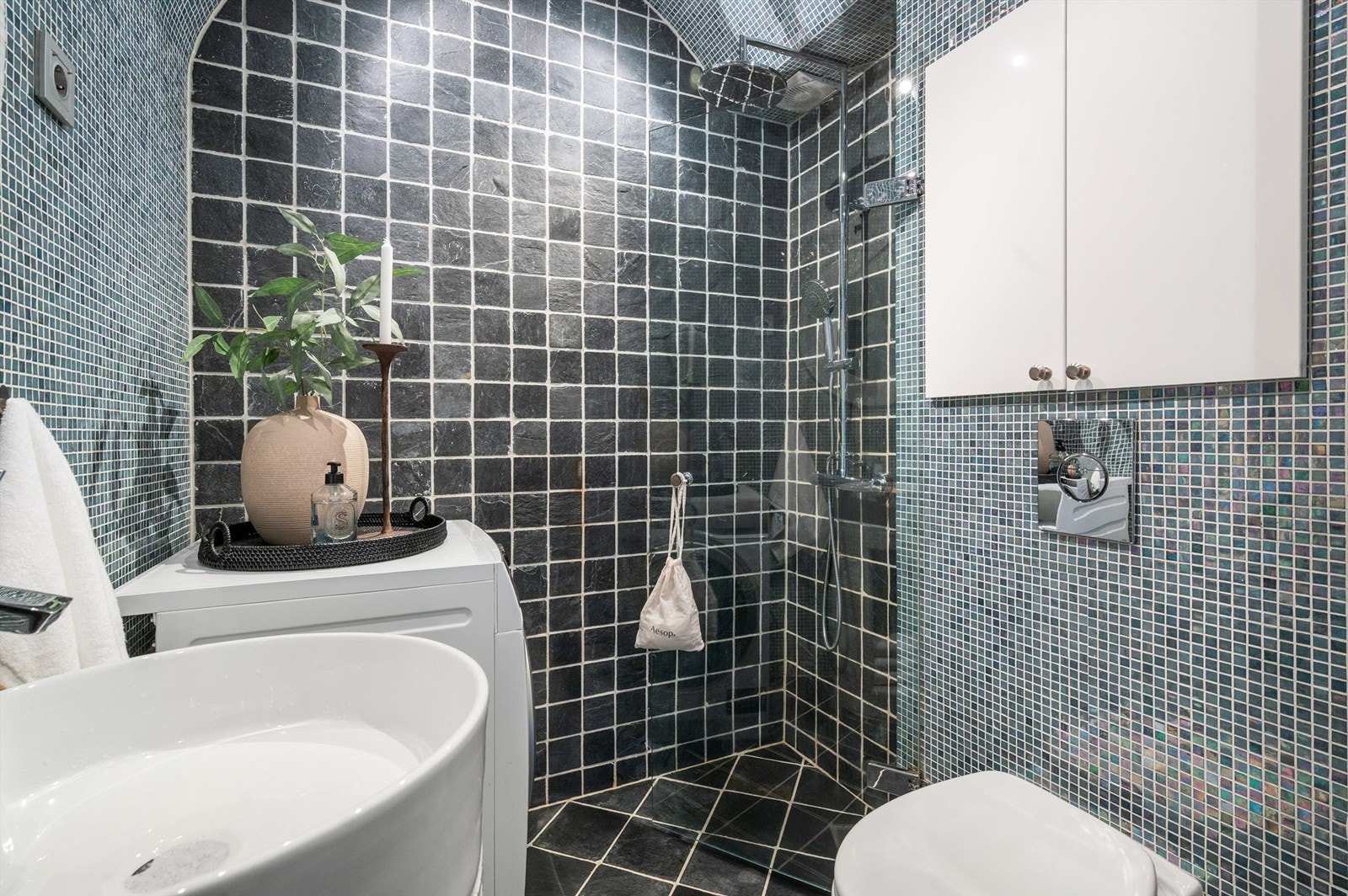 Mosaikkfliser på vegger og et buet tak gir badet et særpreget uttrykk. Galleribilde