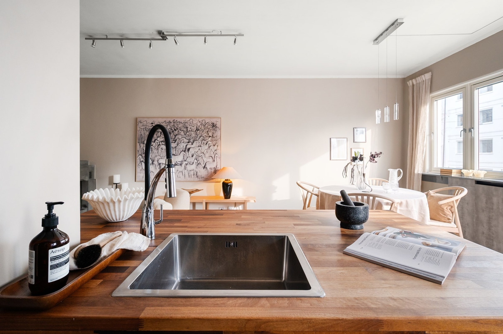 Den åpne kjøkkenløsningen skaper en sosial sone der du har god kommunikasjon med gjestene. Galleribilde