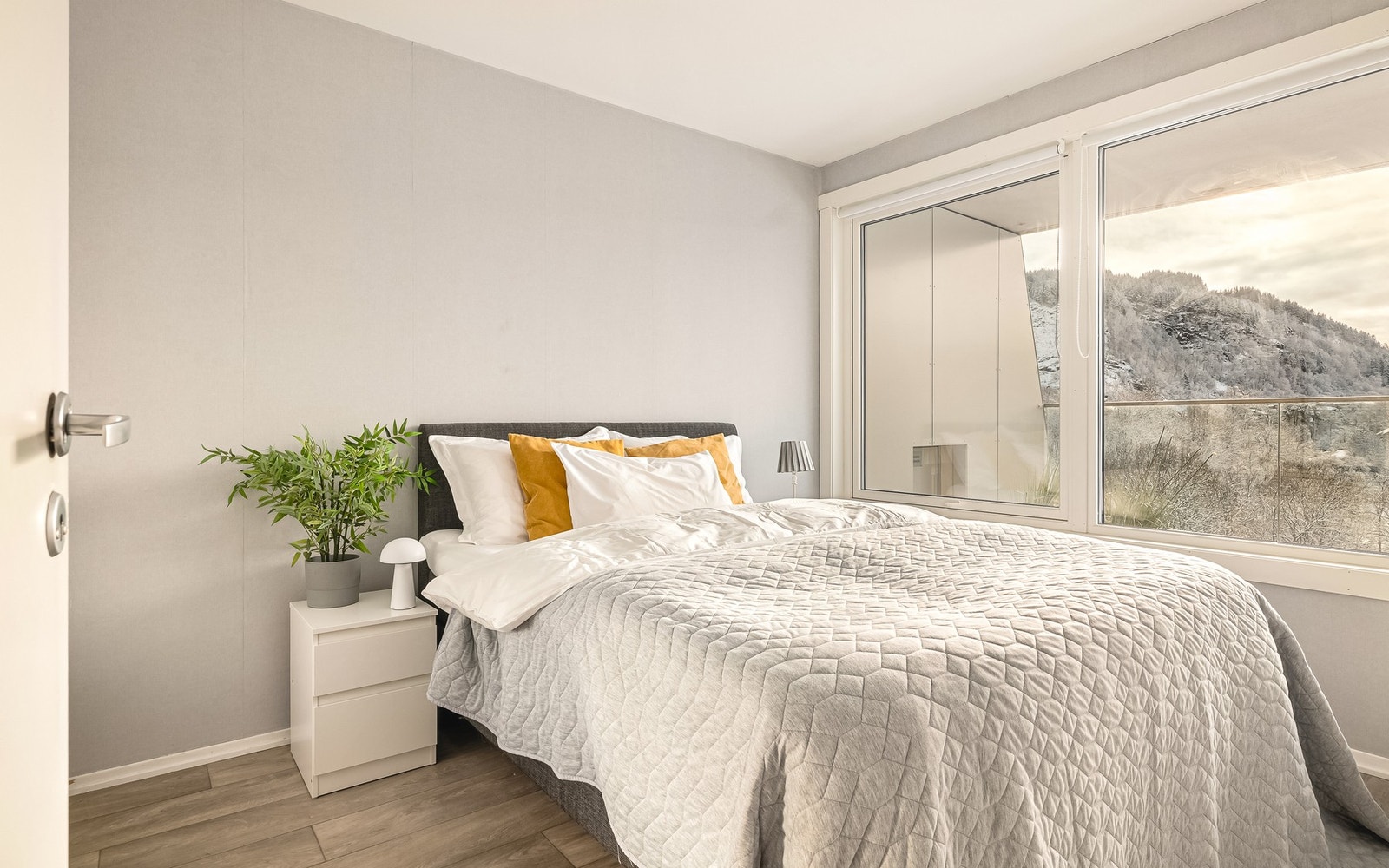 - Soverommet har god størrelse med plass til dobbeltseng og nattbord, i tillegg til skyvedørsgarderobe - Galleribilde