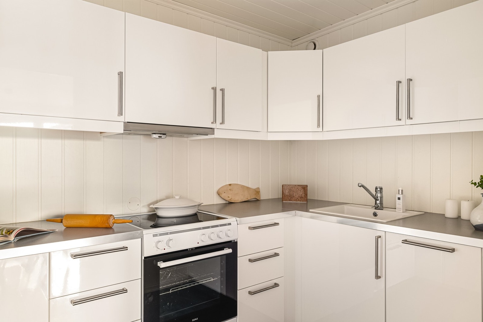 - Kjøkkenet ligger i tilknytning til stuen og fremstår lyst og trivelig med slette fronter og laminat benkeplate - Galleribilde