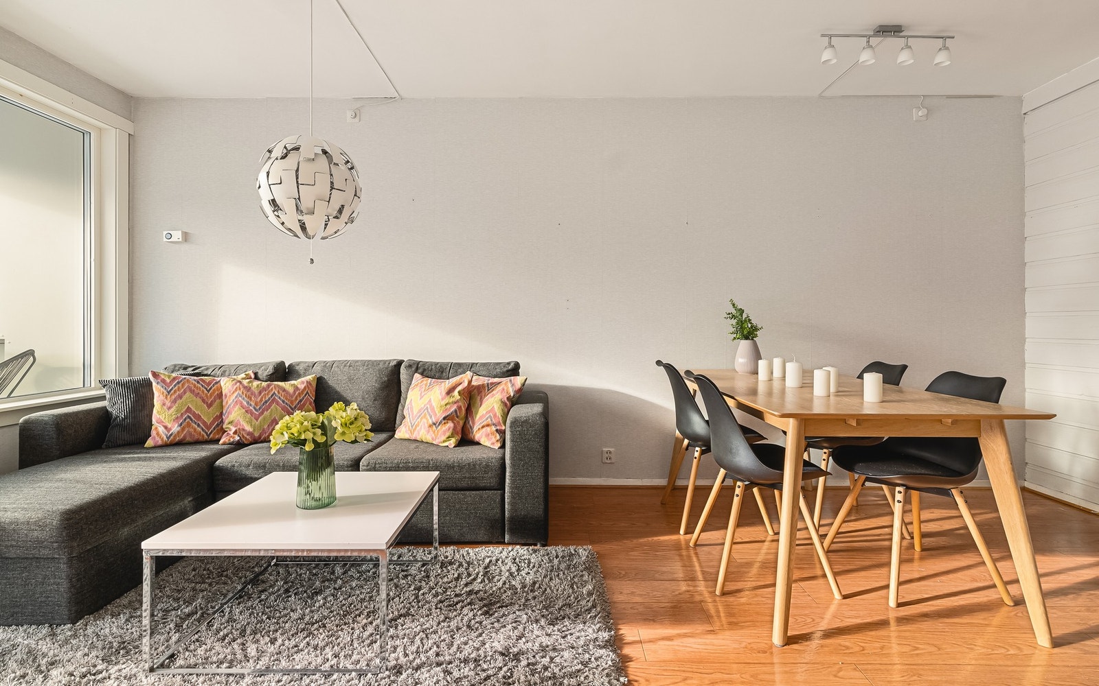 - Stuen har en god størrelse og naturlig plass til både sofa og spisebord - Galleribilde