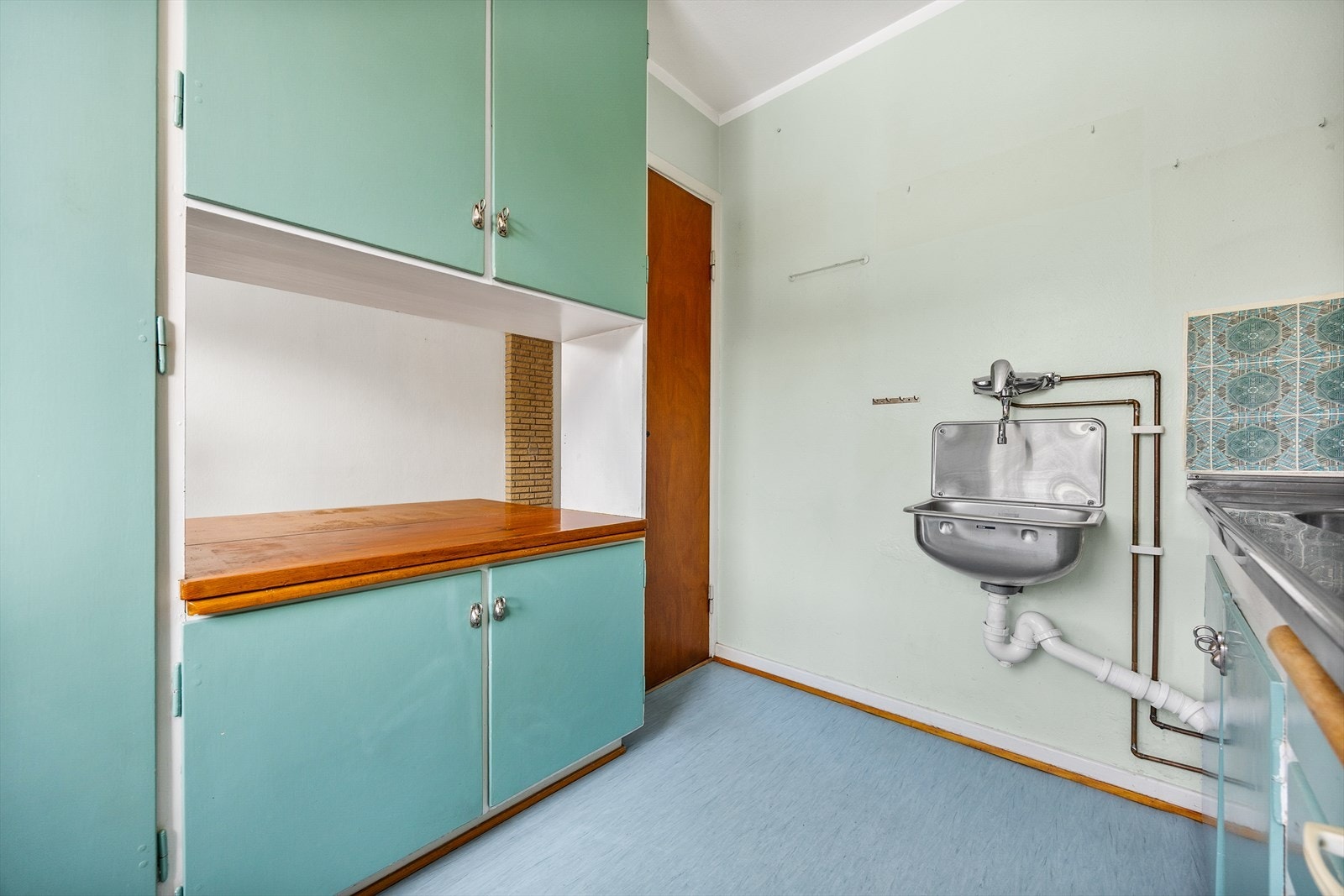 Godt med oppbevaringsplass i de originale, plassbygde skapene. Galleribilde