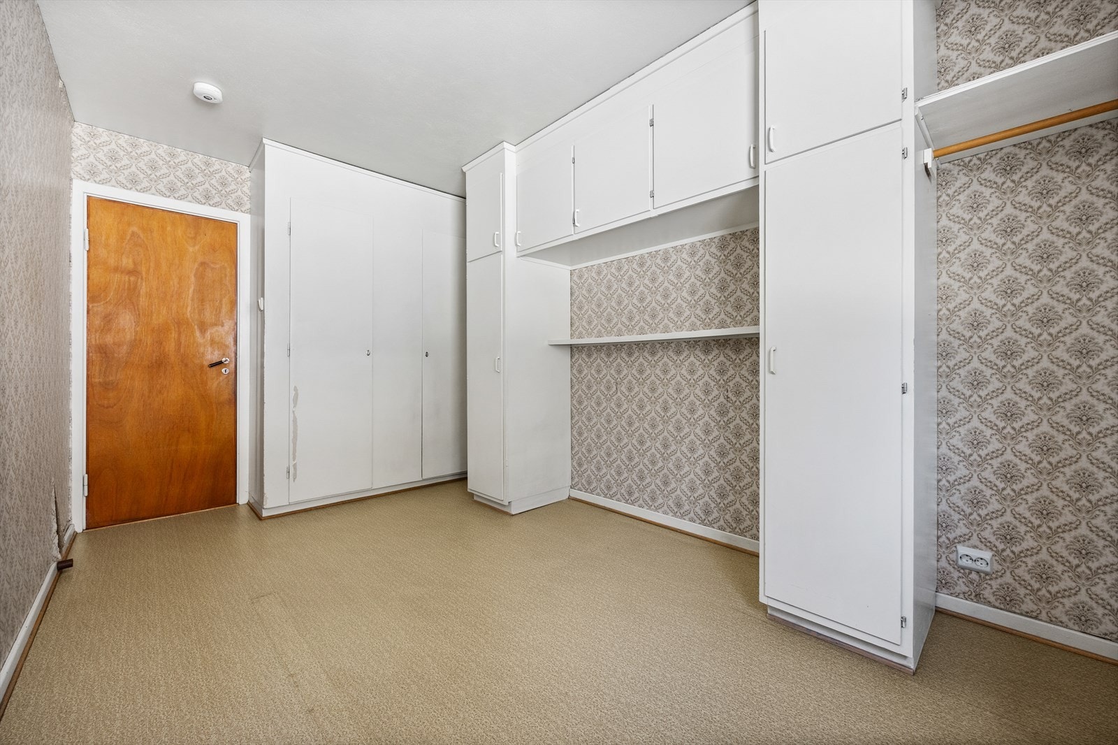 Hovedsoverommet har rikelig med plassbygget garderobeskap. Galleribilde