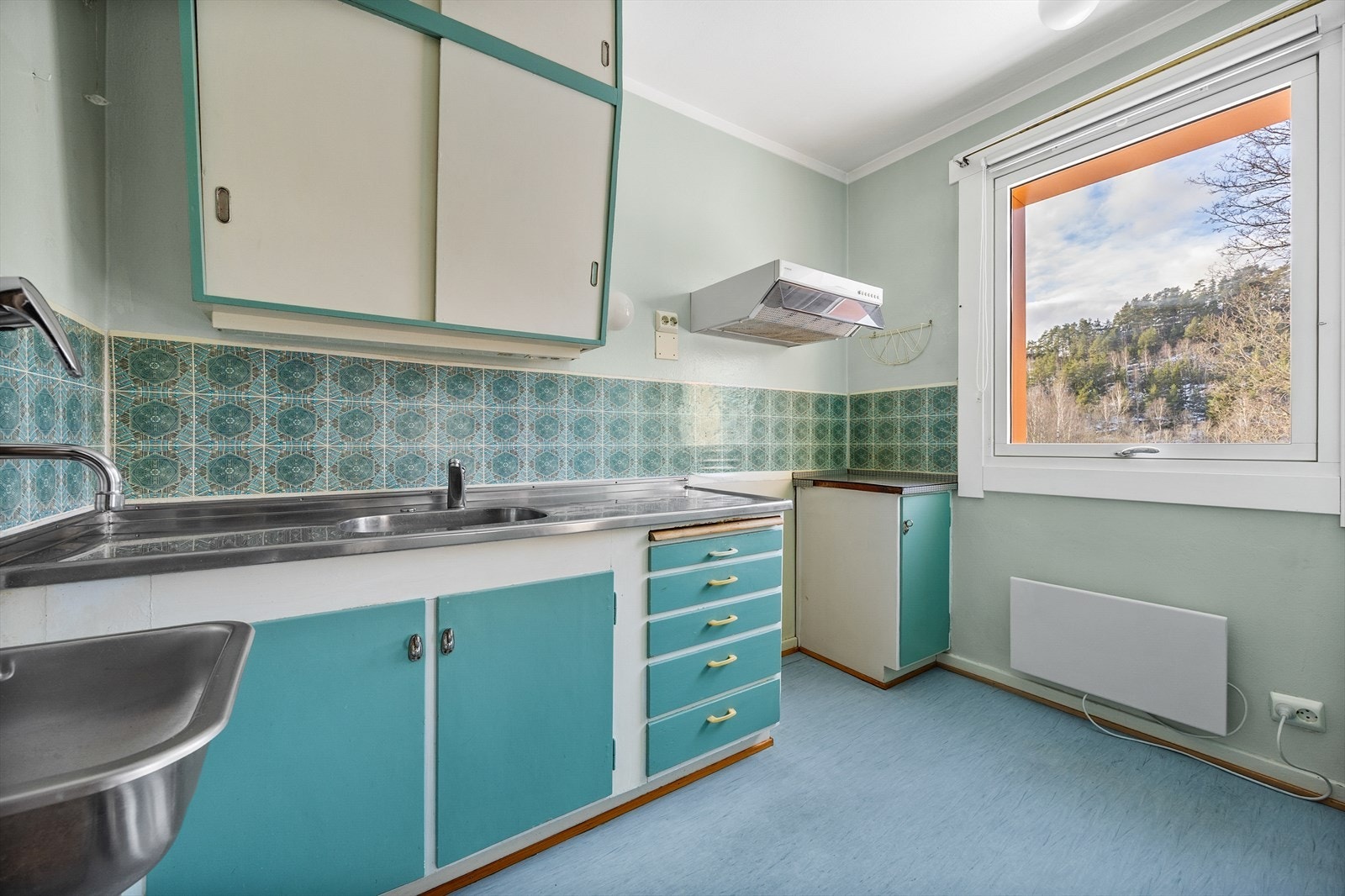 Kjøkkenet har et moderniseringsbehov, som gir en ypperlig mulighet til å utforme det etter egen smak. Galleribilde