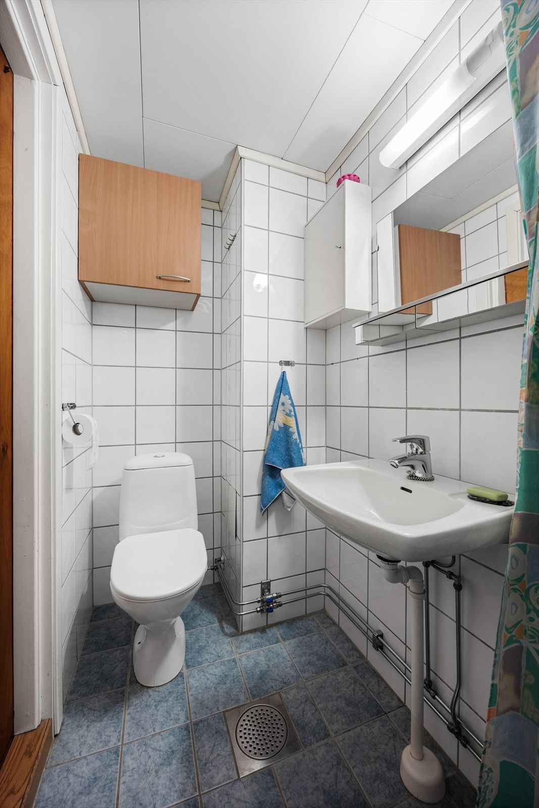 Badet ble renovert i 2005 og har varmekabler og flislagte overflater på gulv og vegger. Galleribilde