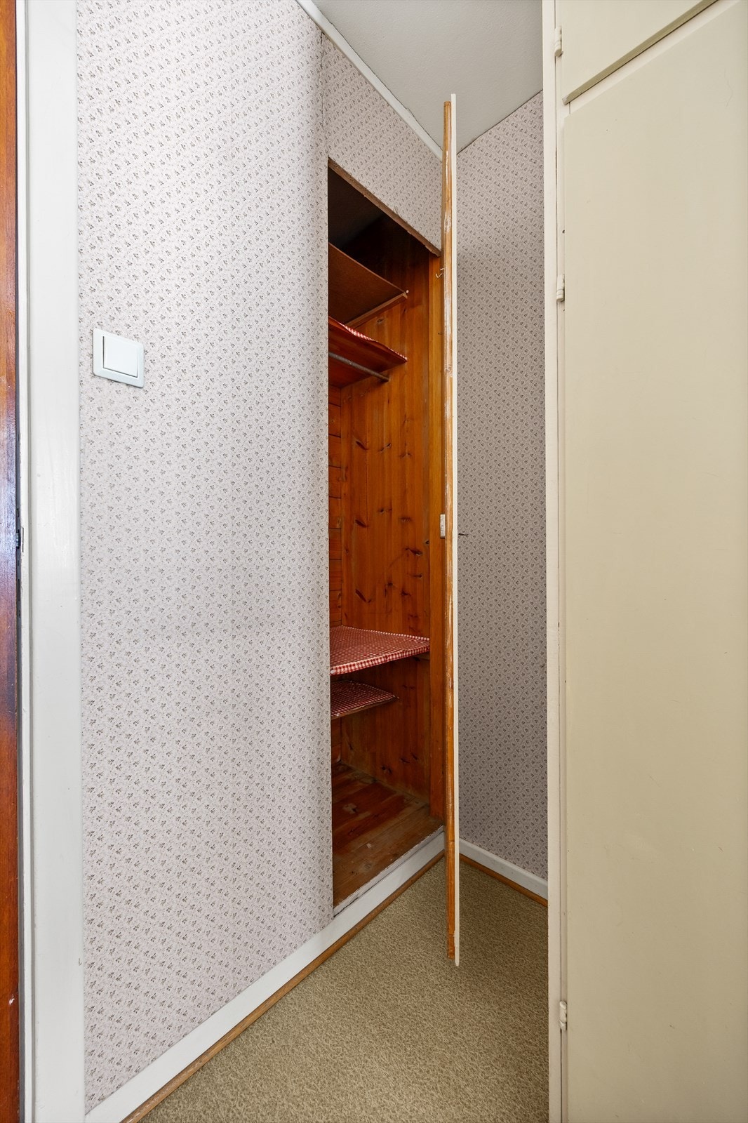 I tillegg til eksterne boder, finnes det også praktisk lagringsplass i leiligheten. Galleribilde