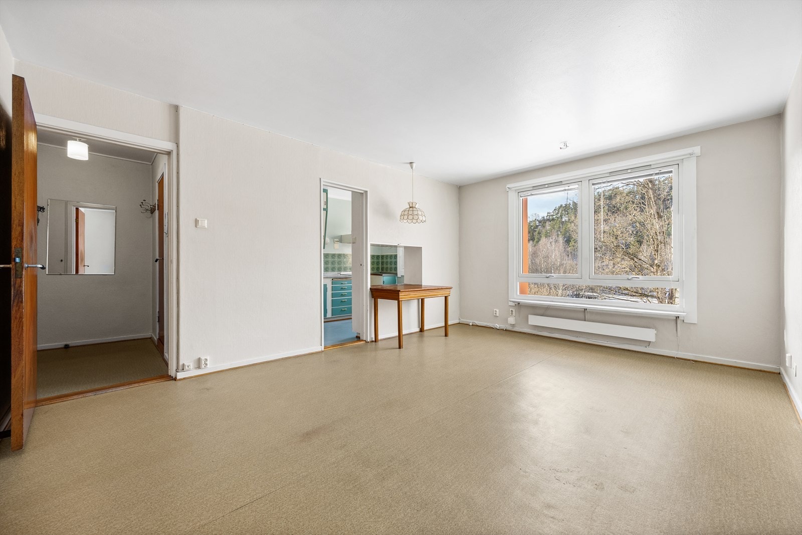 Den delvis åpne løsningen mellom stue og kjøkken gir en god flyt og en sosial sone. Galleribilde