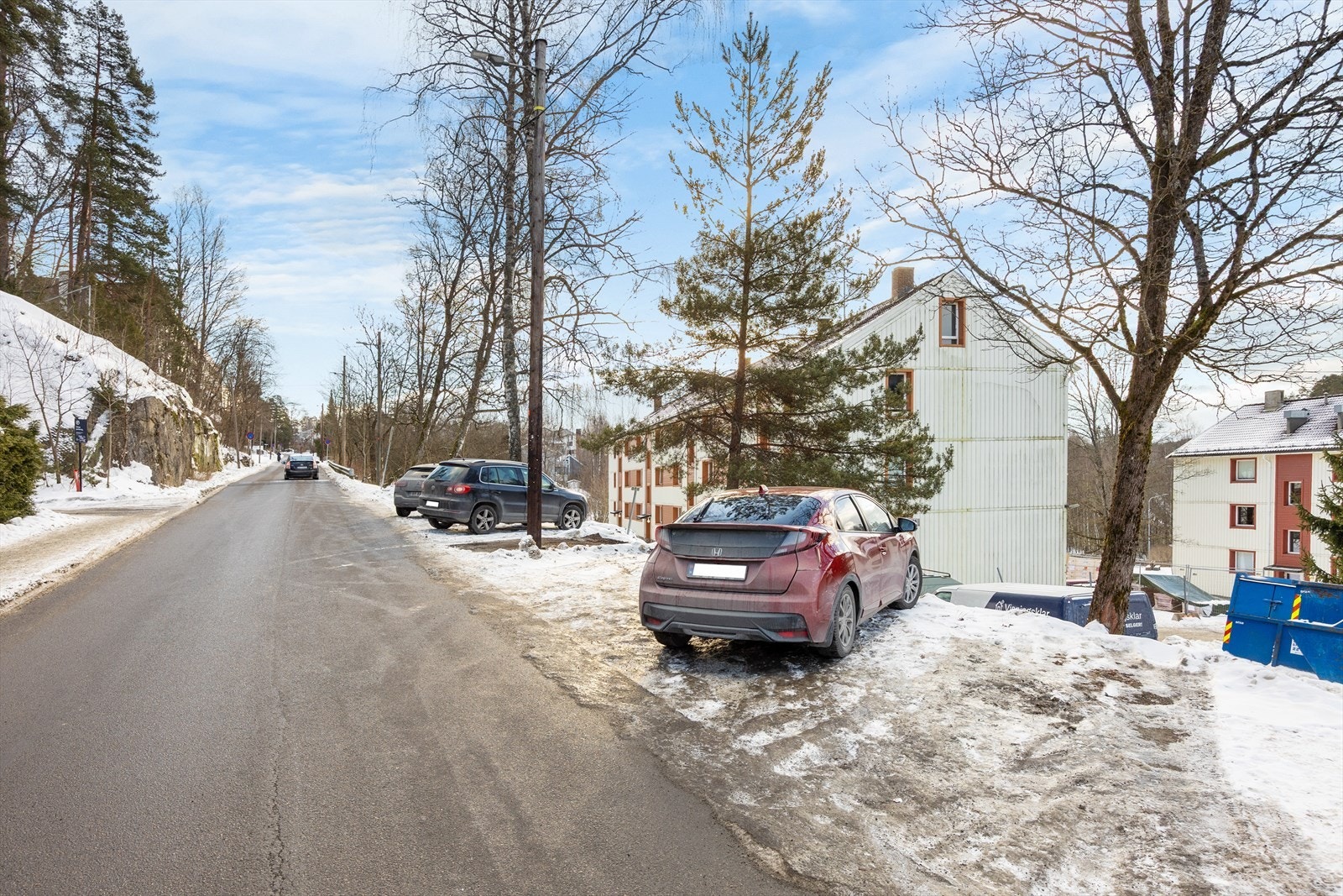 Leiligheten ligger i et veletablert borettslag. Parkeringsplass på felles tomt medfølger. Galleribilde