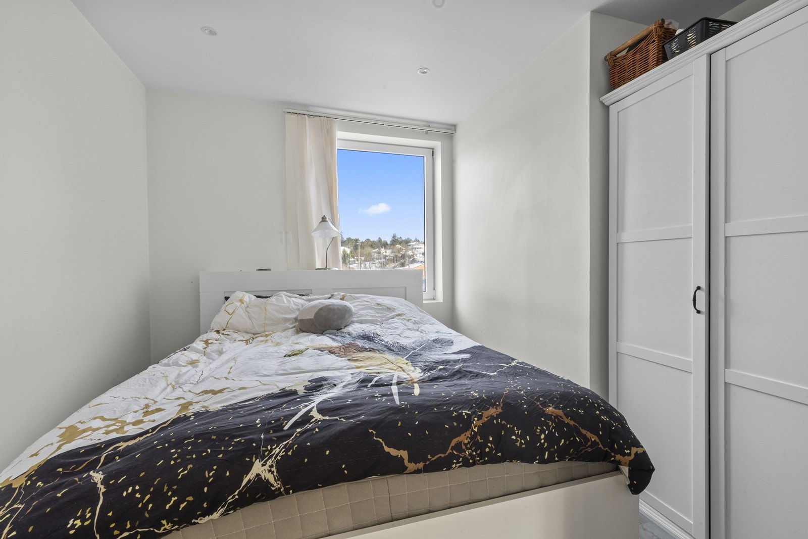 Soverom med plass til seng, nattbord og garderobe Galleribilde