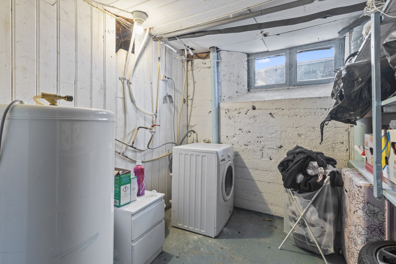 I kjeller er en bod etablert som vaskerom Galleribilde