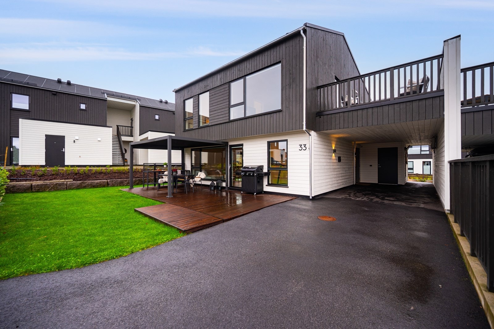 Parkering for inntil tre biler i eget gårdsrom, inkludert carport. Galleribilde