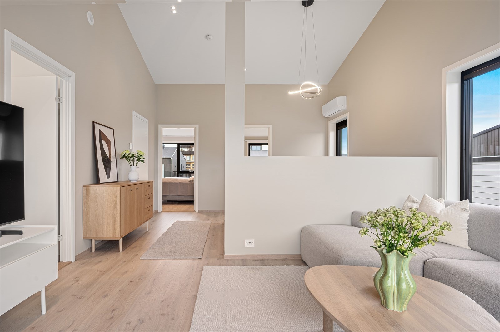 Planløsningen i andre etasje inkluderer loftstue, tre soverom og bad. Galleribilde