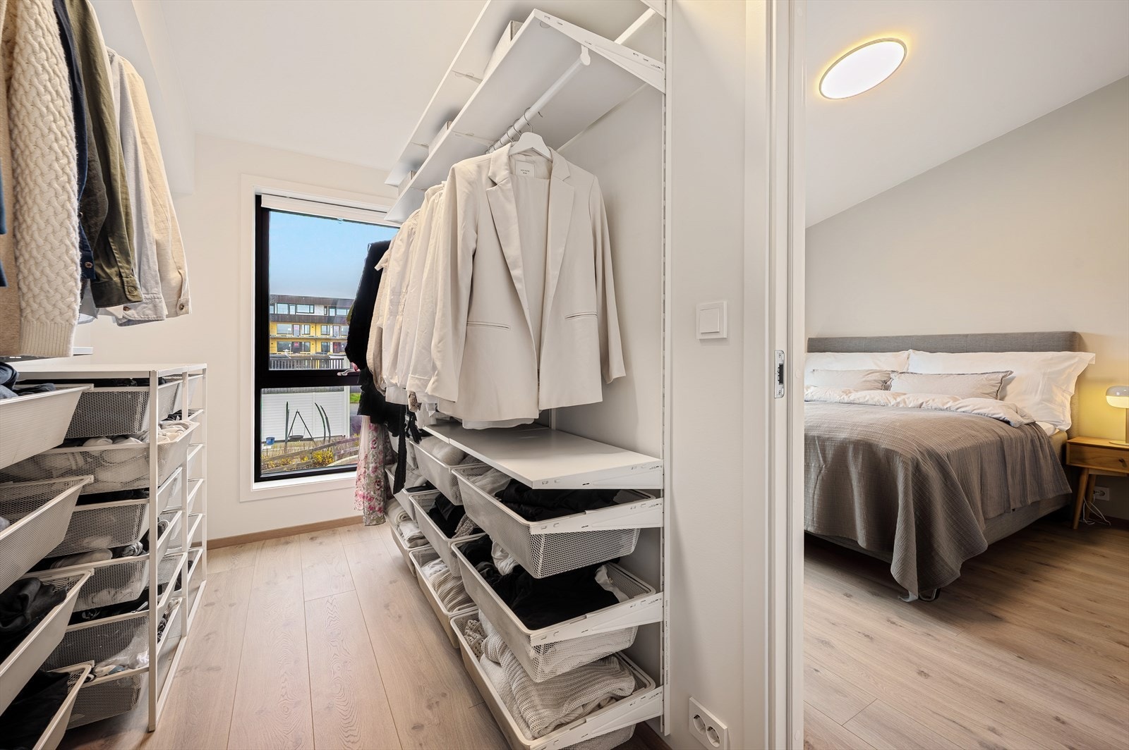 Garderoben gir rikelig med oppbevaringsplass og er smart innredet. Galleribilde