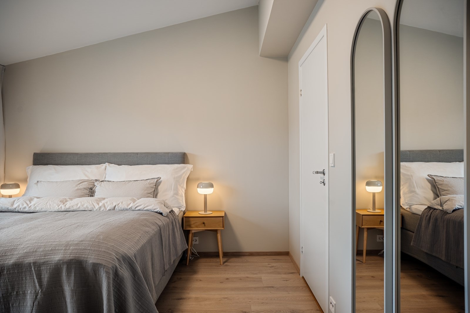 Soverommene har laminatgulv og malte plater på vegger og tak. Galleribilde