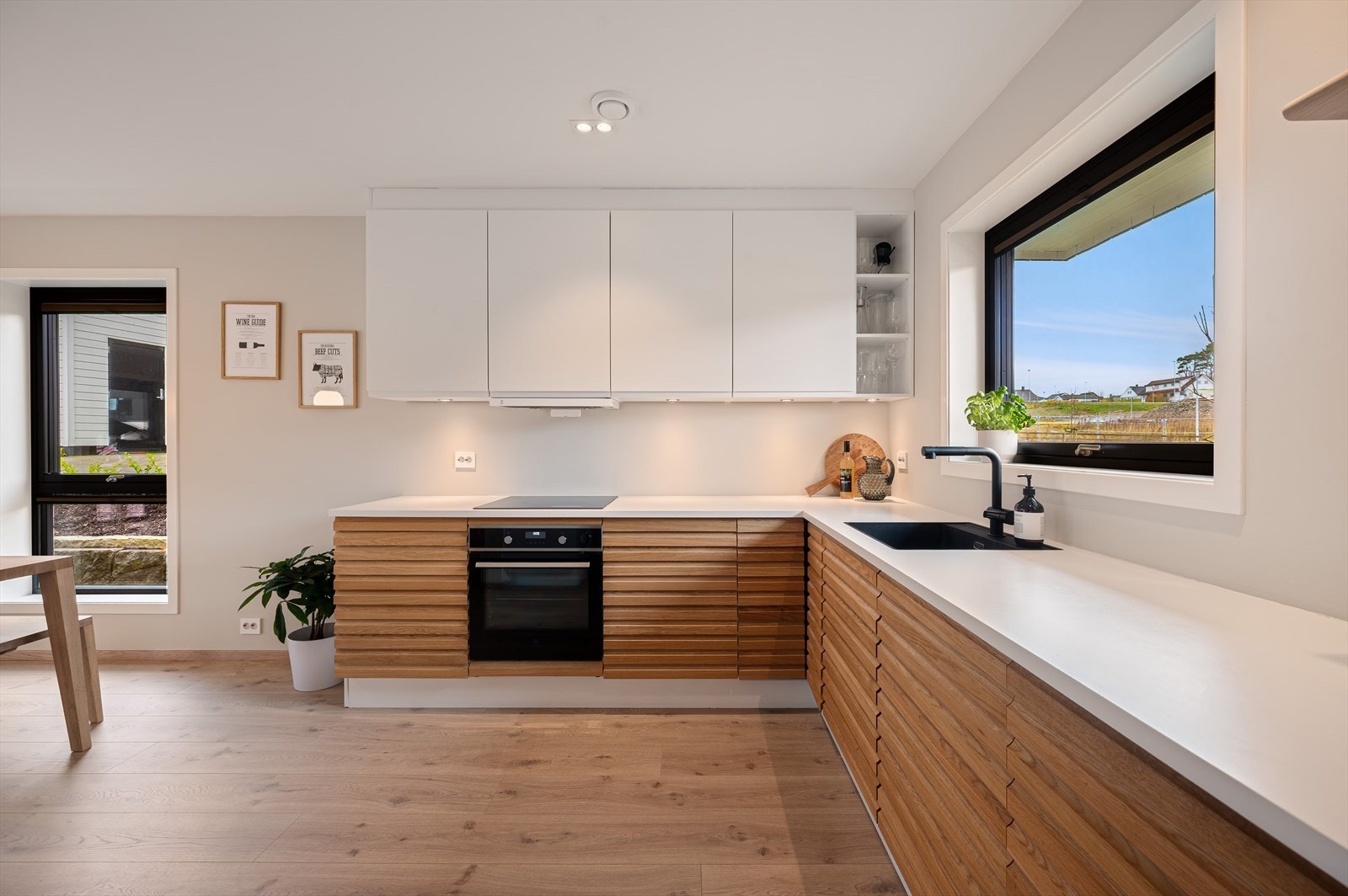 For økt sikkerhet er kjøkkenet utstyrt med komfyrvakt og vannstoppsystem. Galleribilde