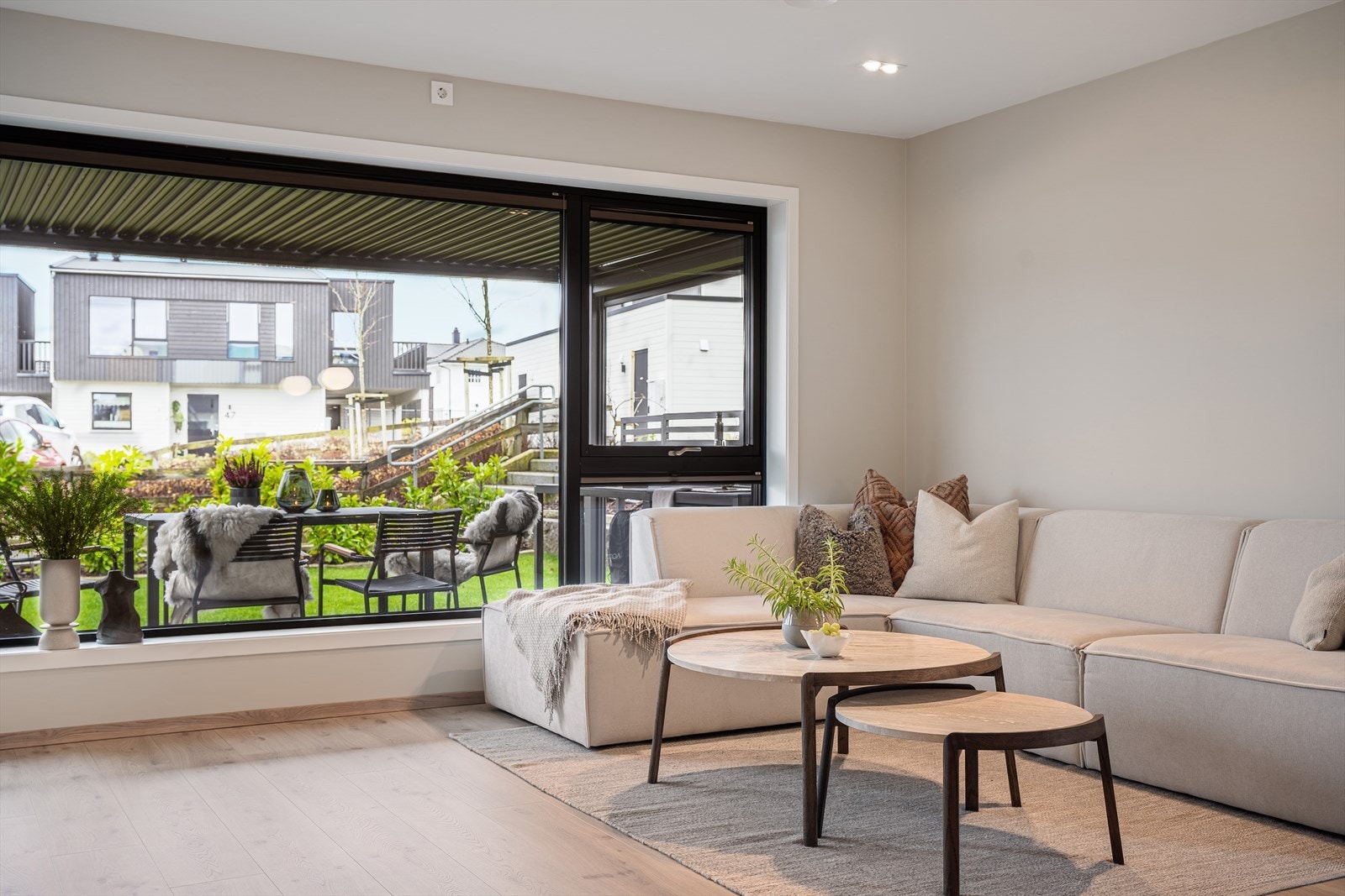 Fra stuen er det direkte utgang til den store terrassen på 30 m². Galleribilde