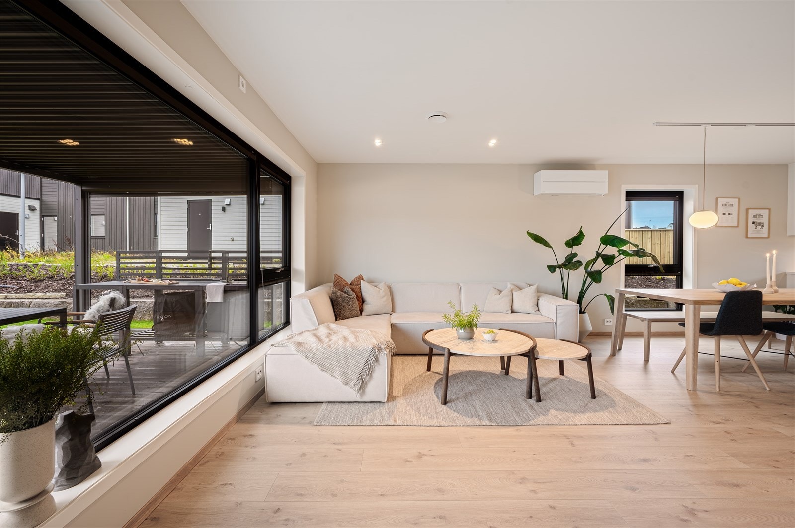 Store vinduer med 3-lags glass fra 2021 sikrer god isolasjon. Galleribilde