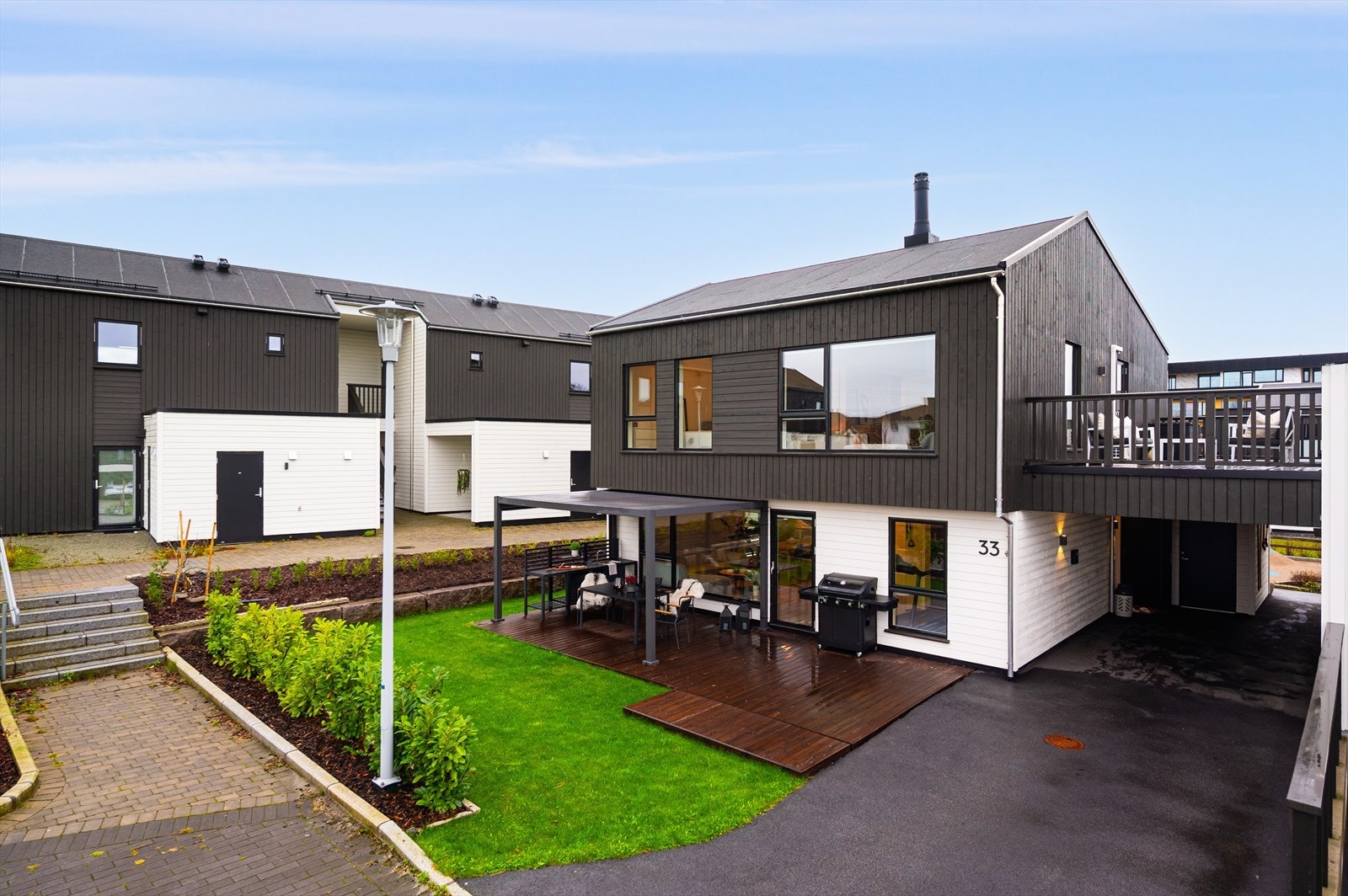 Moderne kjedebolig fra 2023 med fasade malt samme år. Galleribilde