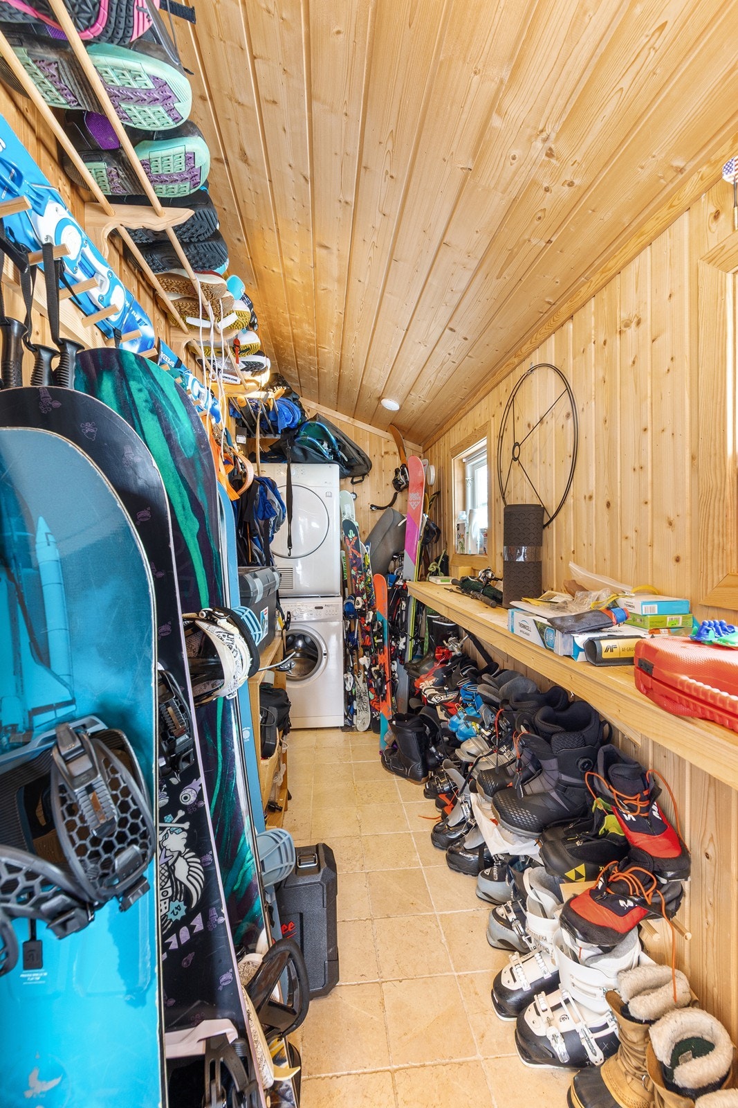 Praktisk utvendig bod med vaskermaskin / tørketormmel, og gode oppbevaringsmuligheter. Galleribilde