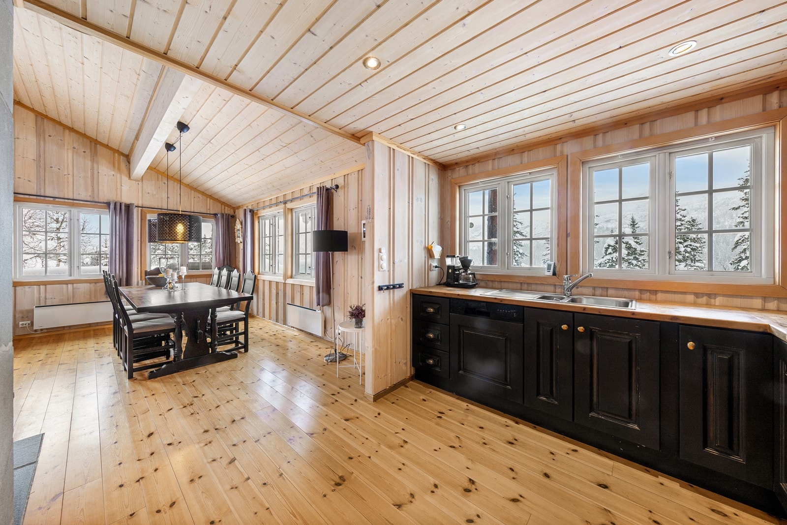 Her kan man enkelt følge med på resten av familien, mens man tilbereder måltidene. Galleribilde