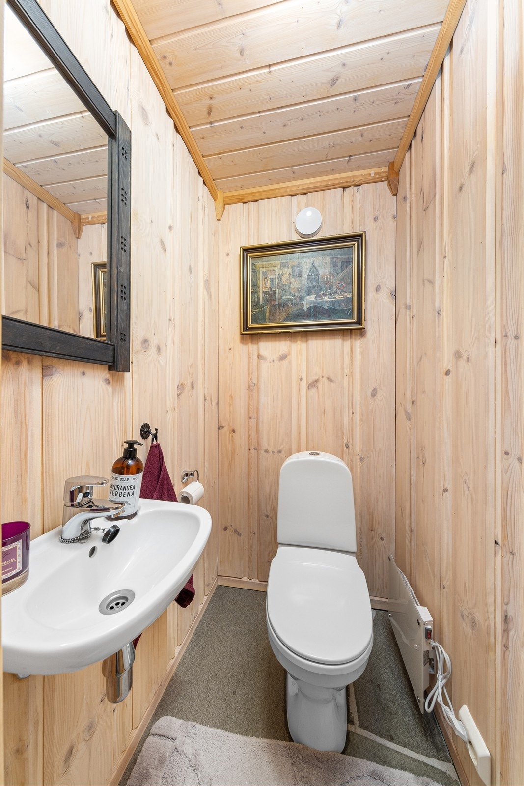 Separat toalettrom med gulvmontert toalett og servant. Galleribilde