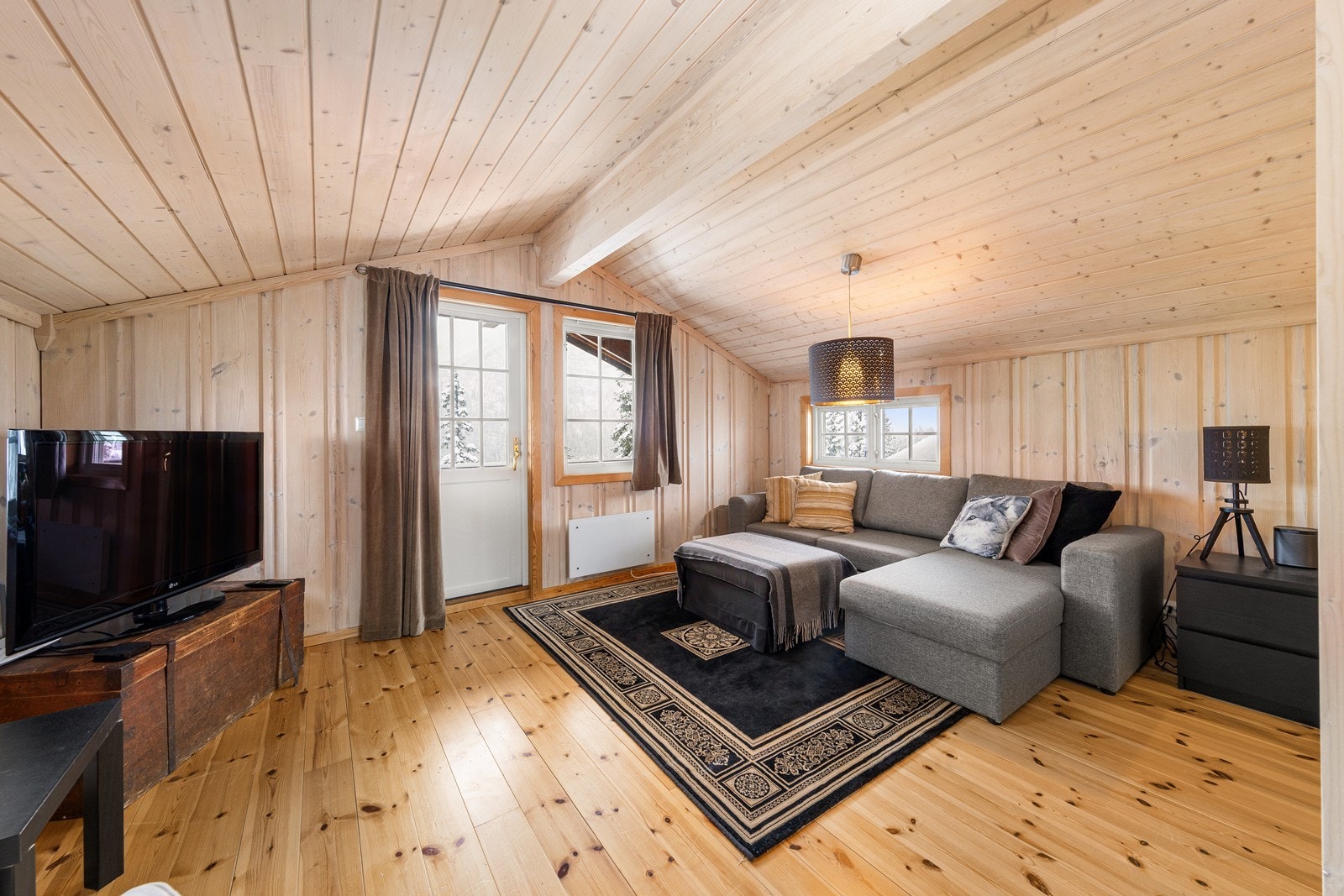 Stor stue i 2. etasje med luftebalkong. Denne avdelingen er en perfekt ungdomsavdeling! Galleribilde