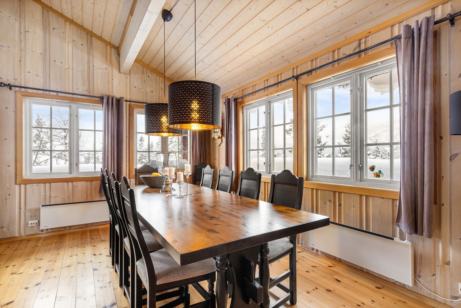 Stor spisestue med plass til hele storfamilien! Her kan man samles til hyggelige samtaler! Galleribilde