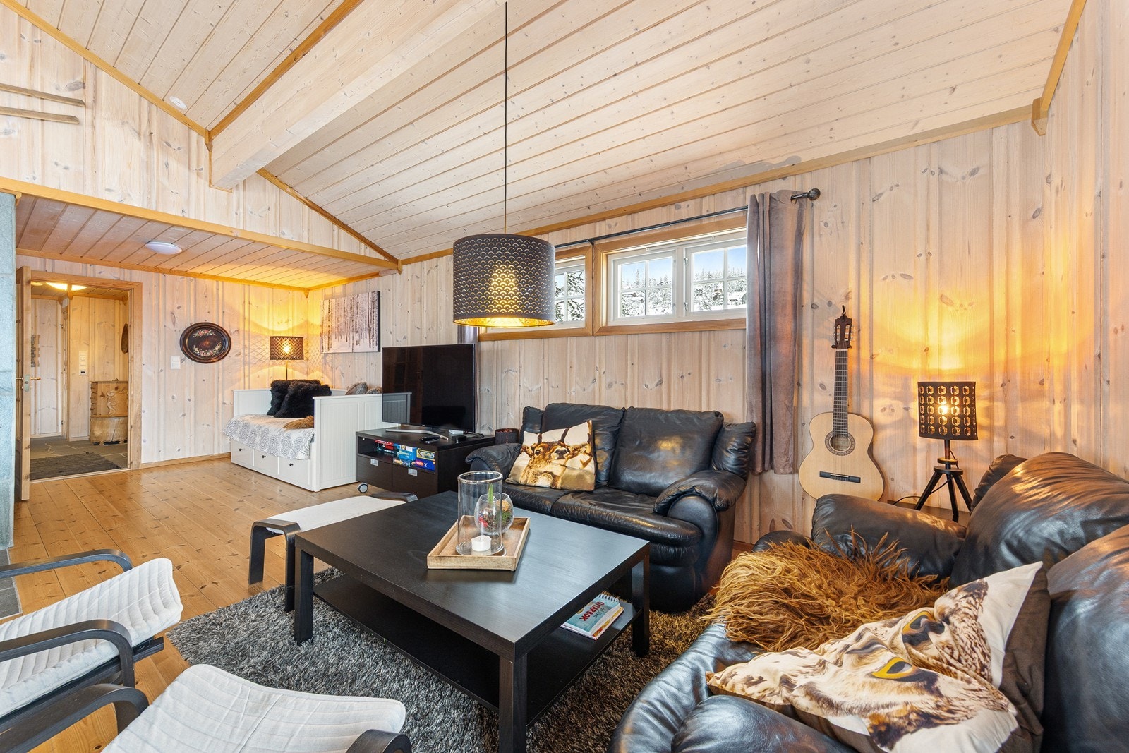 Koselig sofa-avdeling, hvor man kan slappe av etter en dag fylt med aktivitet. Galleribilde