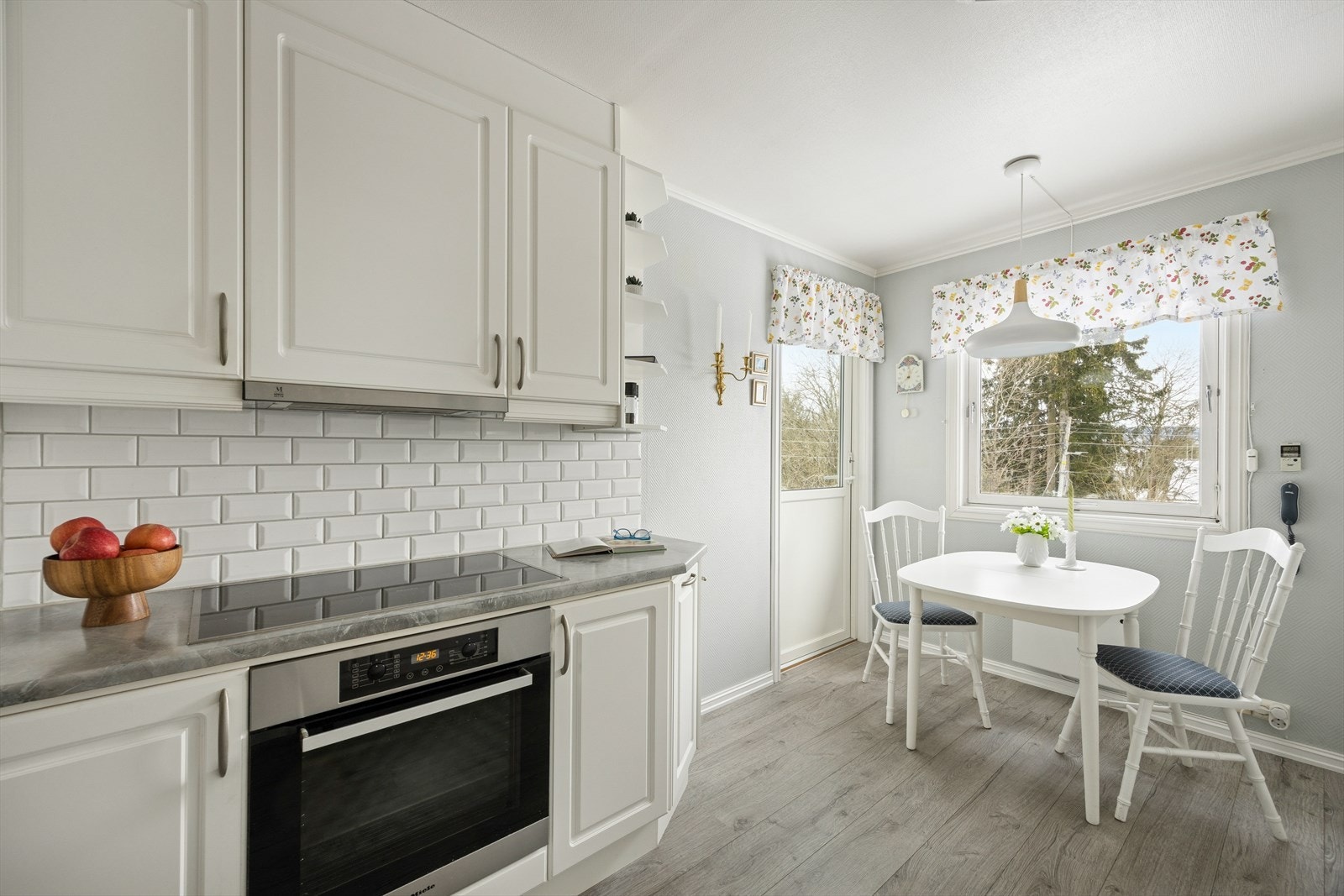 Det er plass til spisebord på kjøkkenet hvor hyggelige måltid kan nytes i hverdagen. Galleribilde