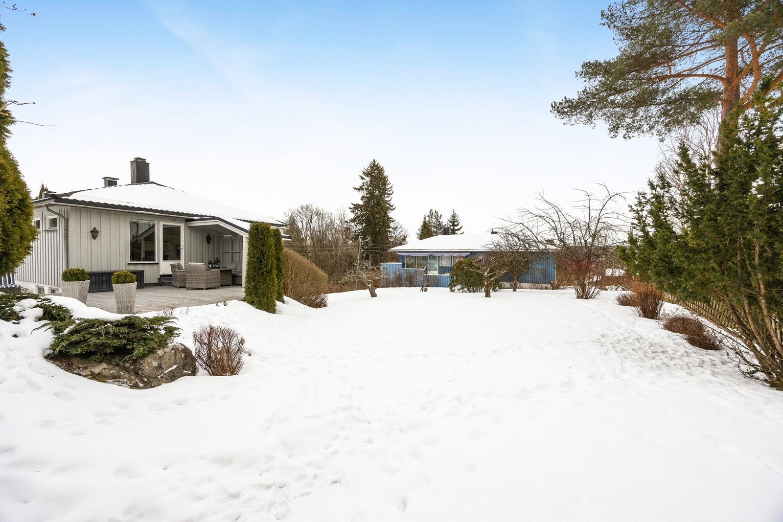 Nydelig hage hvor dere jevnlig vil få besøk av rådyr, 40 kvm terrasse med gode solforhold, pene beplantninger og frukttrær. Galleribilde