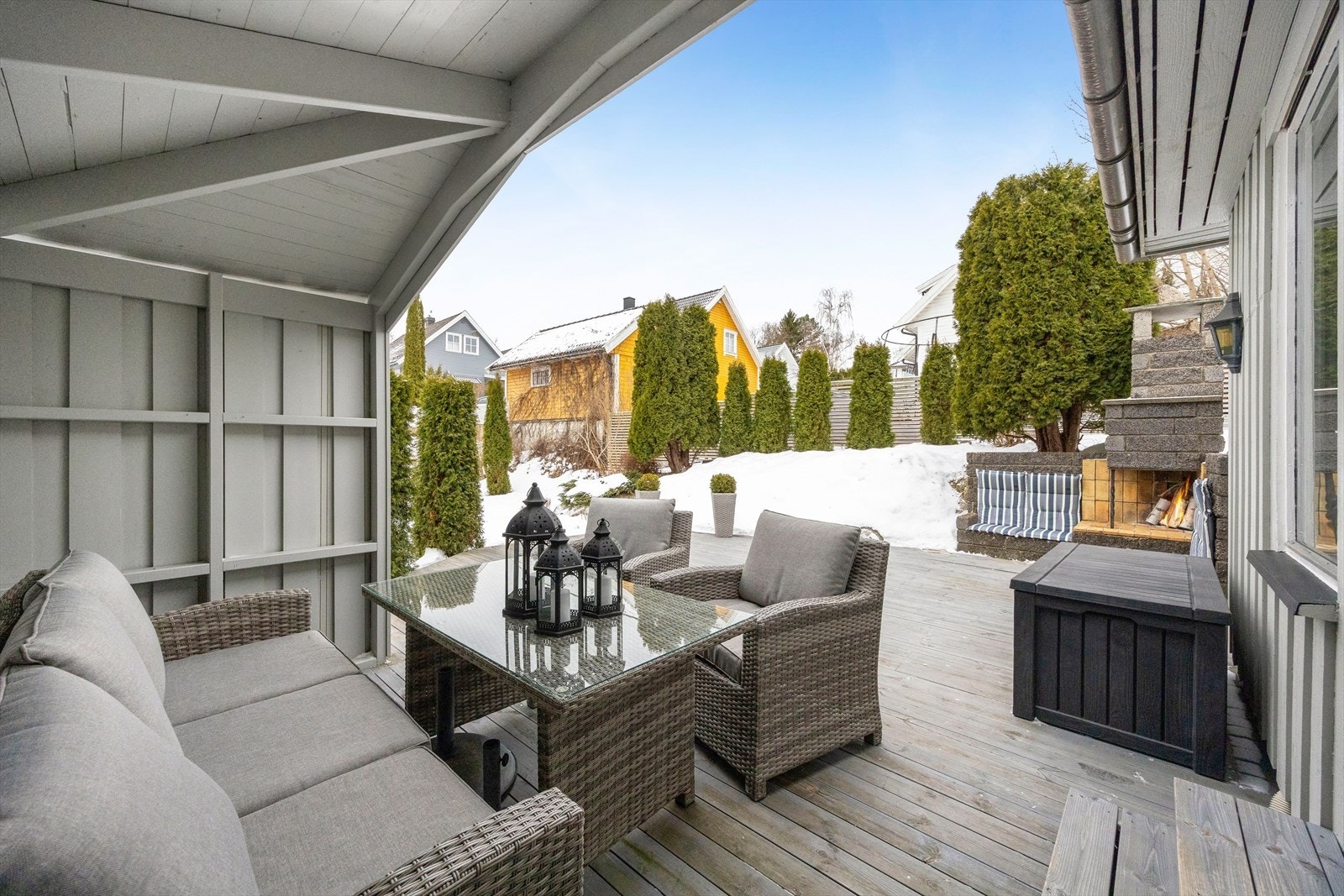 Terrassen har terrassebord på dekket og deler av terrassen er overbygd med tak, samt levegg. Galleribilde