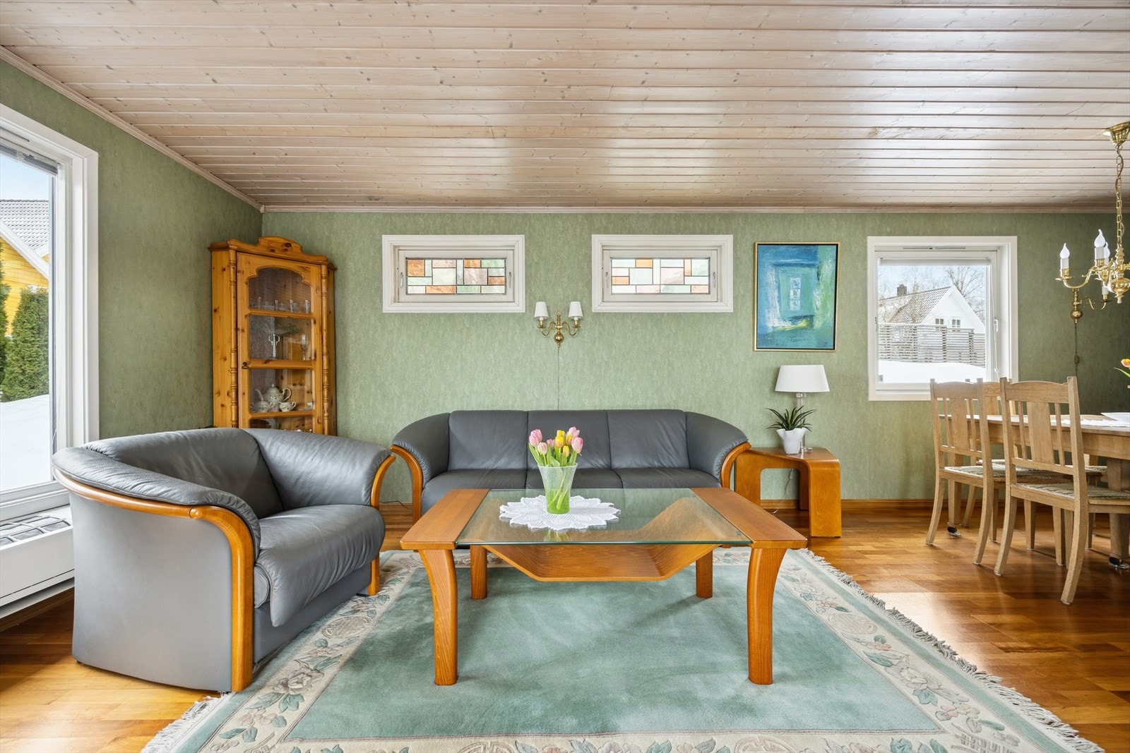 Romslig og innbydende stue og spisestue med mange møbleringsmuligheter. Her kan en innrede etter ønske med TV-krok og ønsket møblement; mulighetene er mange. Galleribilde