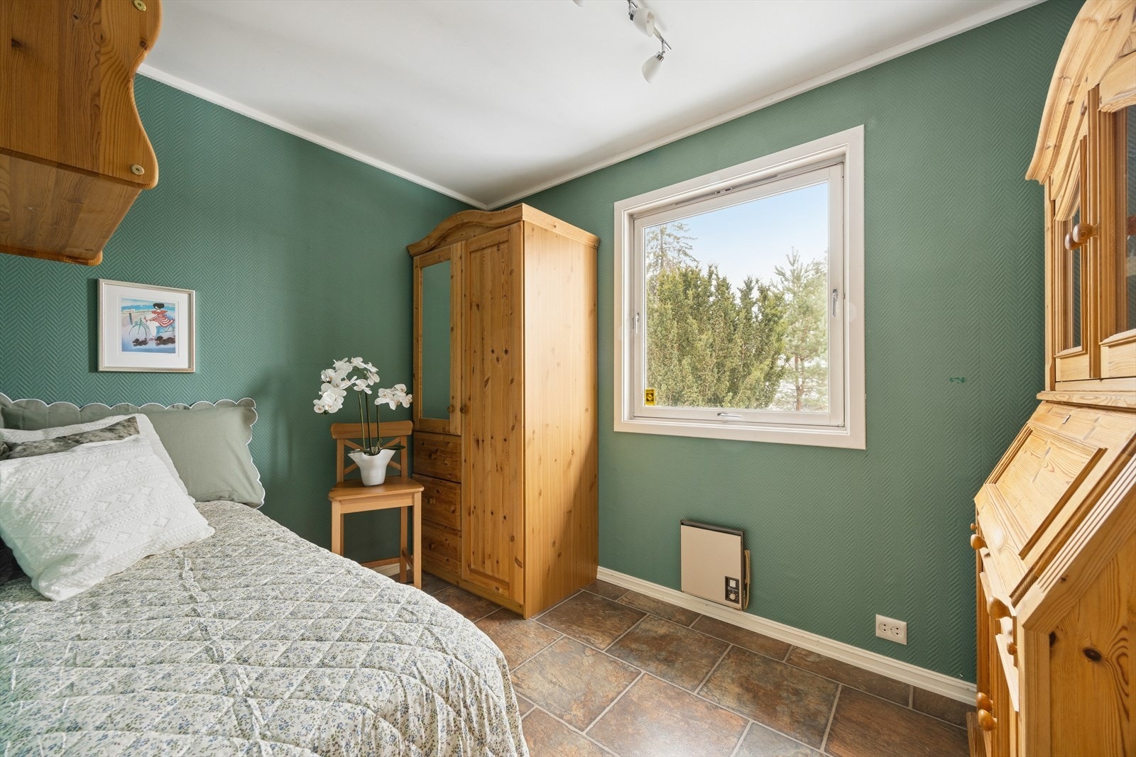 Det er i tillegg til seng plass til møblement for kontor eller oppbevaring etter eget ønske. Galleribilde