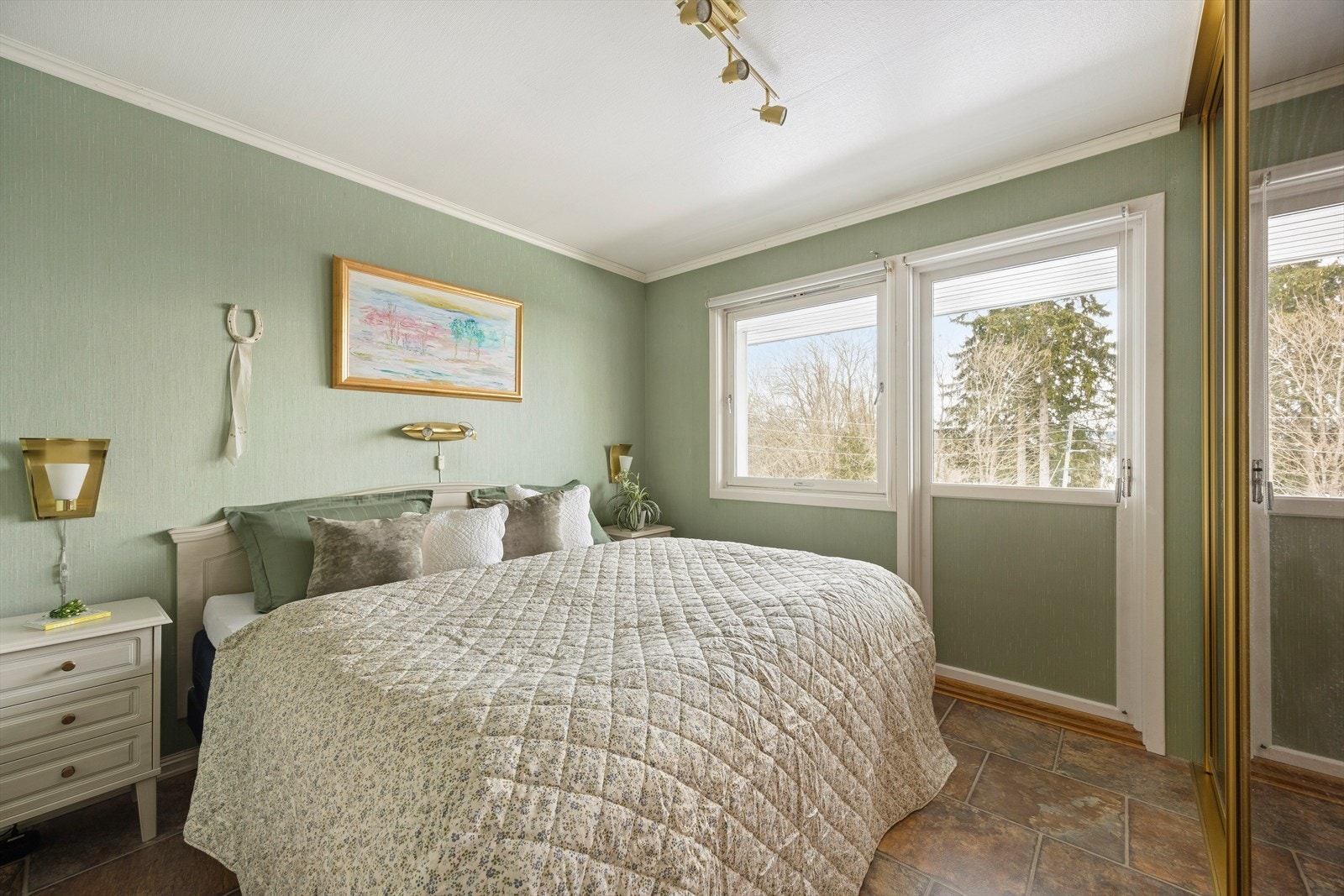 Hovedsoverommet har meget god plass til dobbelseng med tilhørende nattbord. Det er montert garderobeskap med skyvedører av speil langs veggen som gir rommet særdeles god lagringsplass. Galleribilde