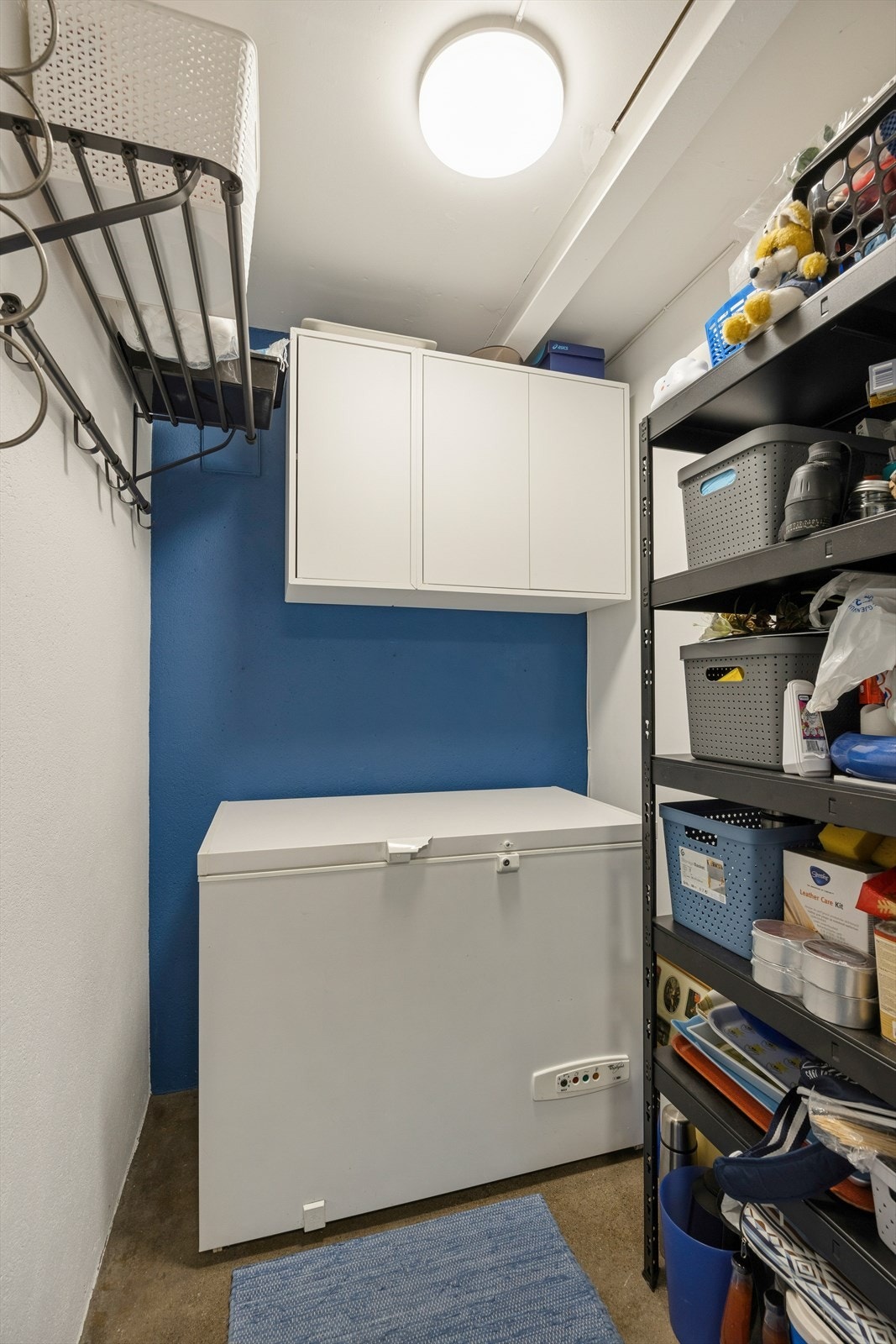 Boligen har rikelig med oppbevaringsplass med bod i hybelen, sportsbod, matbod, og klesbod i underetasjen. Galleribilde