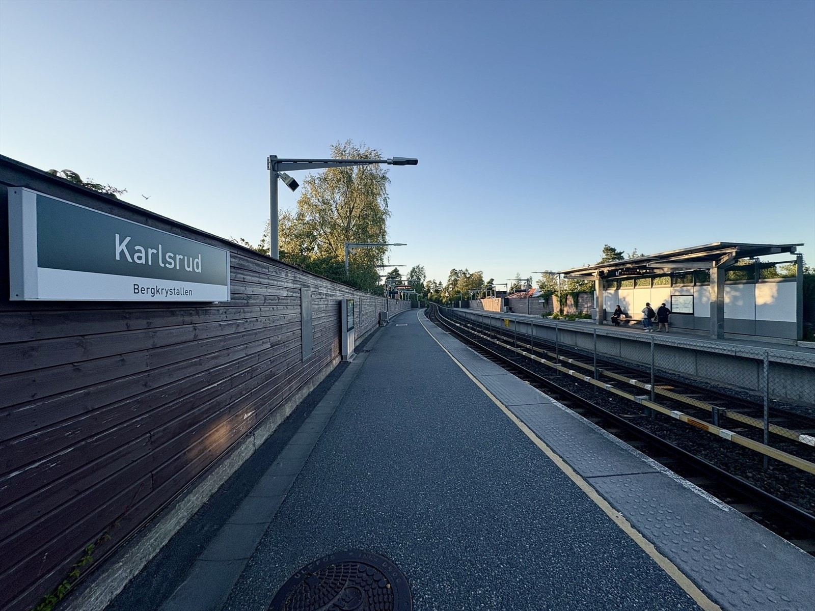 ca 8 min gange til Karlsrud T-bane med ca 15 min til Oslo S. Galleribilde