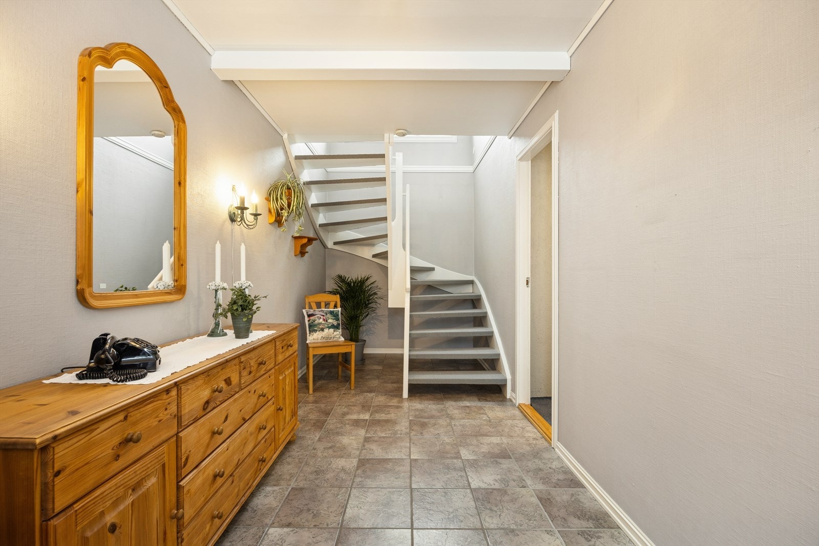 Det er rikelig med plass for ytterlig oppbevaringsmøblement. Galleribilde